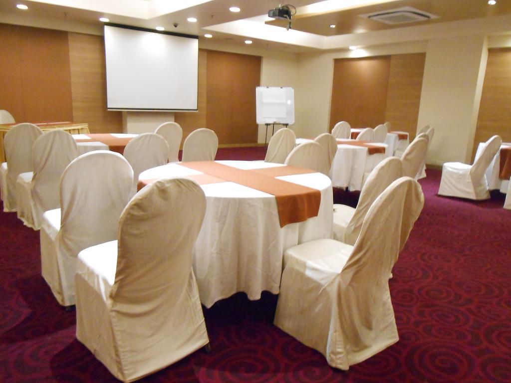 Noorya Business & Banquet Hotel Pimpri-Chinchwad Экстерьер фото